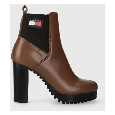 Tommy Jeans bőr csizma TJW NEW ESS HIGH HEEL BOOT barna, női, lapos talpú, EN0EN02439