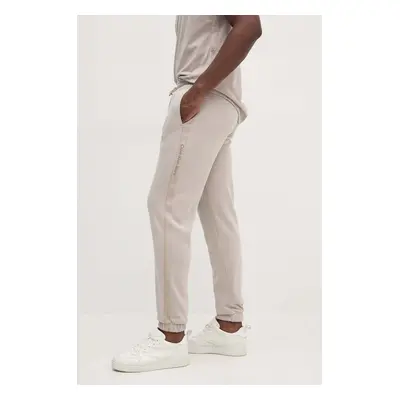 Calvin Klein Jeans melegítőnadrág bézs, nyomott mintás, J30J326175