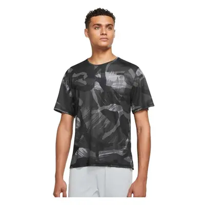 Nike NK DF MILER TOP SS CAMO Férfi póló futáshoz, sötétszürke, méret