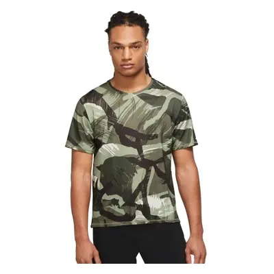 Nike NK DF MILER TOP SS CAMO Férfi póló futáshoz, khaki, méret