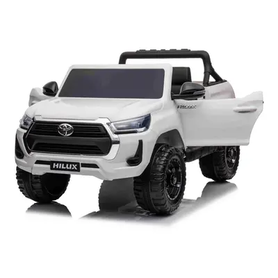 Toyota Hilux fehér elektromos kisautó