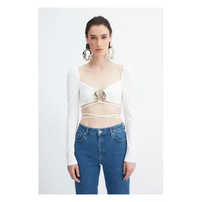 Trendyol X Zeynep Tosun Ecru Blouse with Accessory Detail and Crop