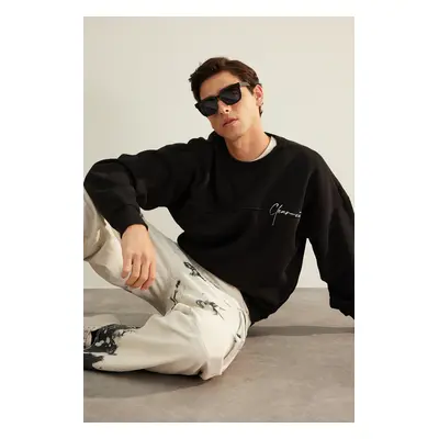 Trendyol Limited Edition Black Oversize/Wide Cut Designer Embroidered Fleece Sweatshirt