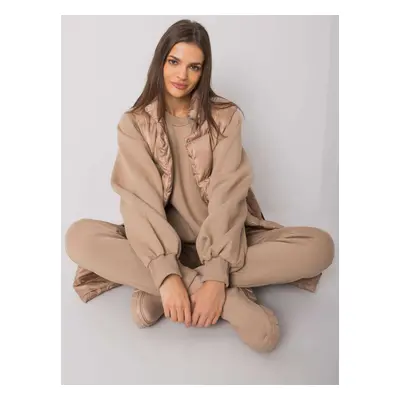 Dark beige three-piece set with Minneola vest