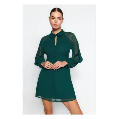 Trendyol Emerald Green Mini nyitott derékgomb részletesen kidolgozott sifon szőtt ruha