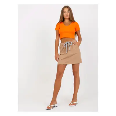 Basic miniskirt with camel sweatshirt and tie