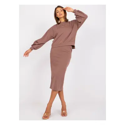 Light brown sweatshirt with a midi skirt by Louis