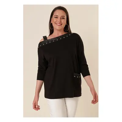 By Saygı Lycra blouse with eyelets and eyelets in one strap is also black with one pocket.