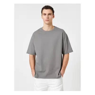 Koton Basic Oversize T-Shirt with a Crew Neck Short Sleeves.