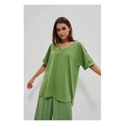 Simple T-shirt with V-neck - green