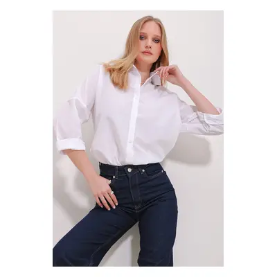 Trend Alaçatı Stili Women's White Cuffed Cotton Basic Shirt