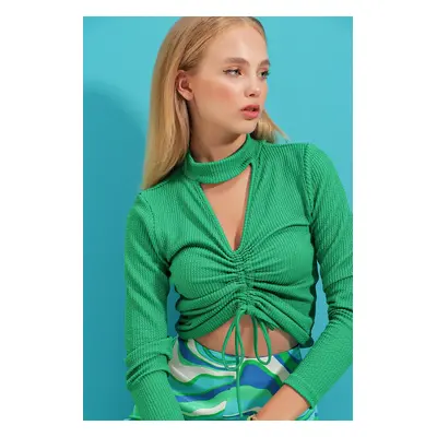 Trend Alaçatı Stili Women's Green Stand-Up Collar Blouse with Pleated Front Window