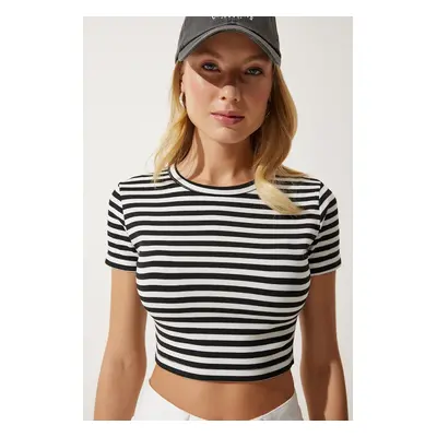 Happiness İstanbul Women's Black Striped Crop Knitted T-Shirt