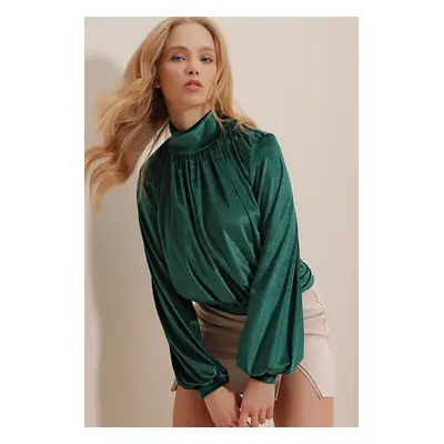 Trend Alaçatı Stili Women's Emerald Green High Neck Gathered Front Velvet Blouse