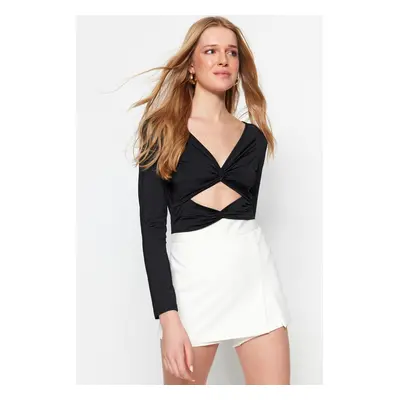 Trendyol Black Cut-Out Detail Fitted V Neck Crop Knitted Blouse