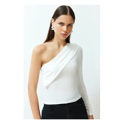 Trendyol White Asymmetric Sleeve Fitted Stretch Knitted Blouse