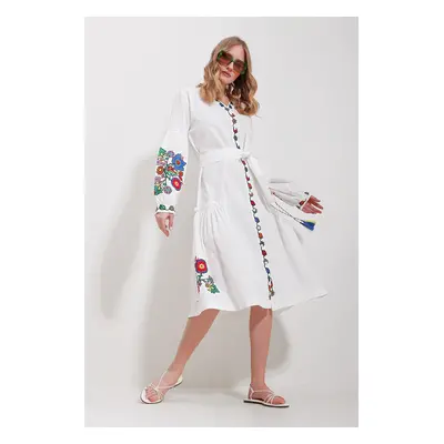 Trend Alaçatı Stili Women's White V Neck Full Embroidery Lined Woven Dress