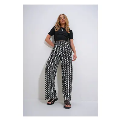 Trend Alaçatı Stili Women's Black Ecru Patterned Relaxed Cut Woven Trousers