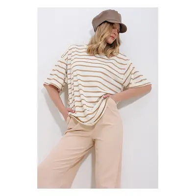 Trend Alaçatı Stili Women's Milk Coffee Crew Neck Ribbed Striped Thread Unisex T-Shirt