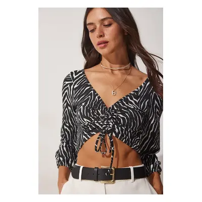 Happiness İstanbul Women's Black and White Patterned Gathered Crop Blouse