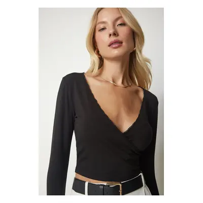 Happiness İstanbul Women's Black Guipure Detailed V Neck Knitted Crop Blouse