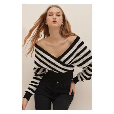 Trend Alaçatı Stili Women's Black Front Back And Double Breasted Crop Striped Knitwear Sweater