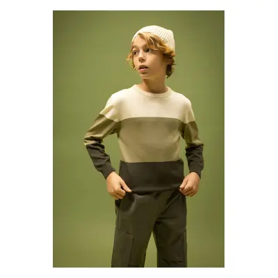 DEFACTO Boy&#39;s Crew Neck Color Block Sweater