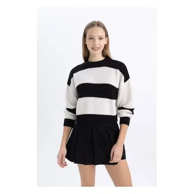 DEFACTO Women's Cool Oversize Fit Wide Pattern Crew Neck Striped Knitwear Sweater