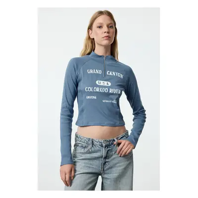 Trendyol Indigo Slogan Printed Zipper Detailed Crop/Short Knitted Blouse