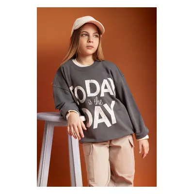 DEFACTO Girl&#39;s Oversize Fit Crew Neck Printed Sweatshirt