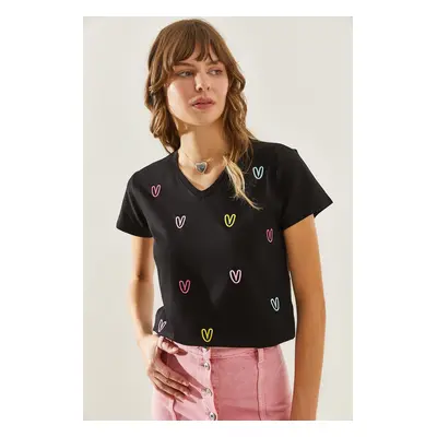 Bianco Lucci Women's V-Neck Scattered Embroidery Heart Embroidered T-Shirt