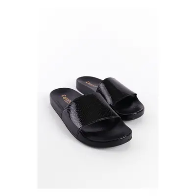 Capone Outfitters Women's Slippers