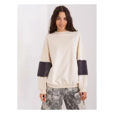 Light beige sweatshirt with fur on the sleeves