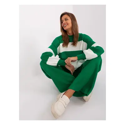 Green and ecru oversize sweater with wide stripes