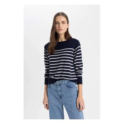 DEFACTO Women's Regular Fit Soft Texture Crew Neck Striped Basic Plain Sweater