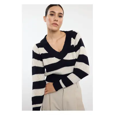 Trendyol Navy Blue Crop V Neck Striped Knitwear Sweater