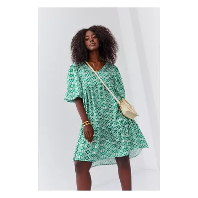 Loose green dress with puff sleeves