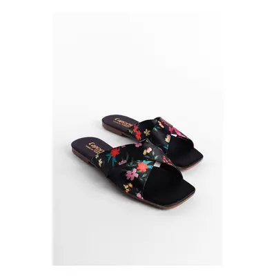 Capone Outfitters Women's Slippers