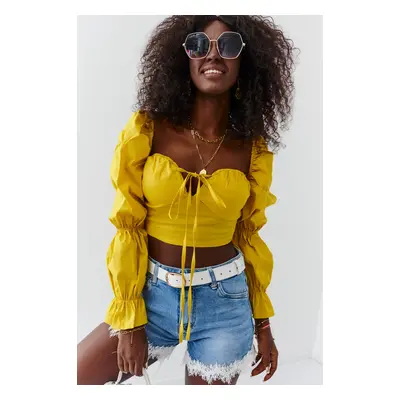 Short mustard blouse with long sleeves