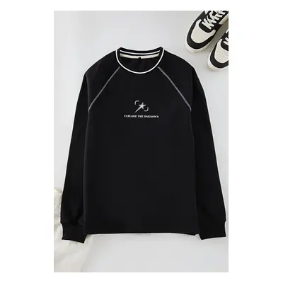 Trendyol Black Regular Cut Stitching and Collar Knitwear Tape Detailed Printed Sweatshirt