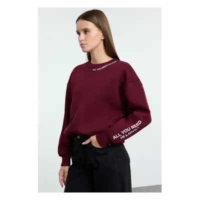 Trendyol Claret Red Slogan Printed Regular/Normal Fit Thick Inside Fleece Knitted Sweatshirt