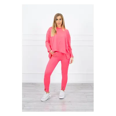 Complete with an oversized blouse in pink neon color