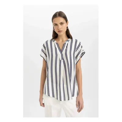 DEFACTO Regular Fit Crew Neck Striped Crinkle Fabric Short Sleeve Blouse U5300az24sm