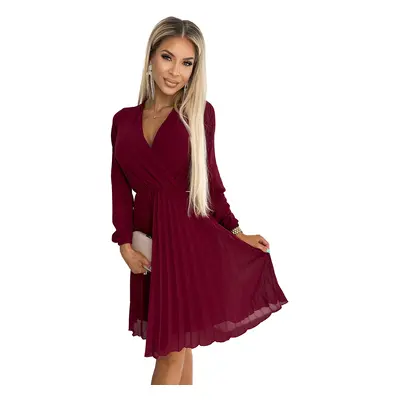 Numoco pleated dress with long sleeves and neckline