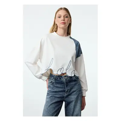 Trendyol Ecru Denim Garni and Embroidery Detail Crop/Short Relaxed Knitted Sweatshirt