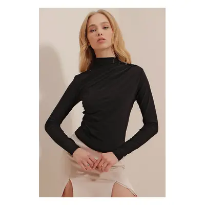 Trend Alaçatı Stili Women's Black High Collar Draped Shoulder Sandy Crop Blouse