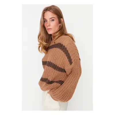 Trendyol Camel Wide Fit. A Soft Textured, Color Block Knitwear Sweater