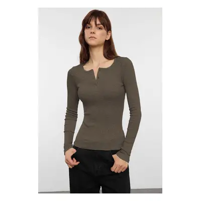 Trendyol Stone Snap Fitted/Body-Sit Ribbed Flexible Knitted Blouse