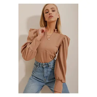 Trend Alaçatı Stili Women's Beige Cream Collar Princess Crop Top with Sleeves