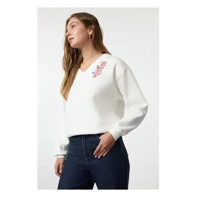 Trendyol Ecru Floral Embroidered Regular Fit V-Neck Thick Inside Fleece Knitted Sweatshirt